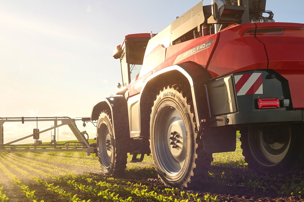 Traxion CropCare rijencultuurband biedt 30% meer stabiliteit voor veldspuiten